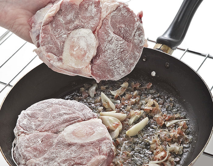 ricetta ossobuco di manzo con piselli e pancetta | donna moderna - Come Cucinare Gli Ossibuchi Di Manzo ricetta ossobuco di manzo con piselli e pancetta | donna moderna - Come Cucinare Gli Ossibuchi Di Manzo