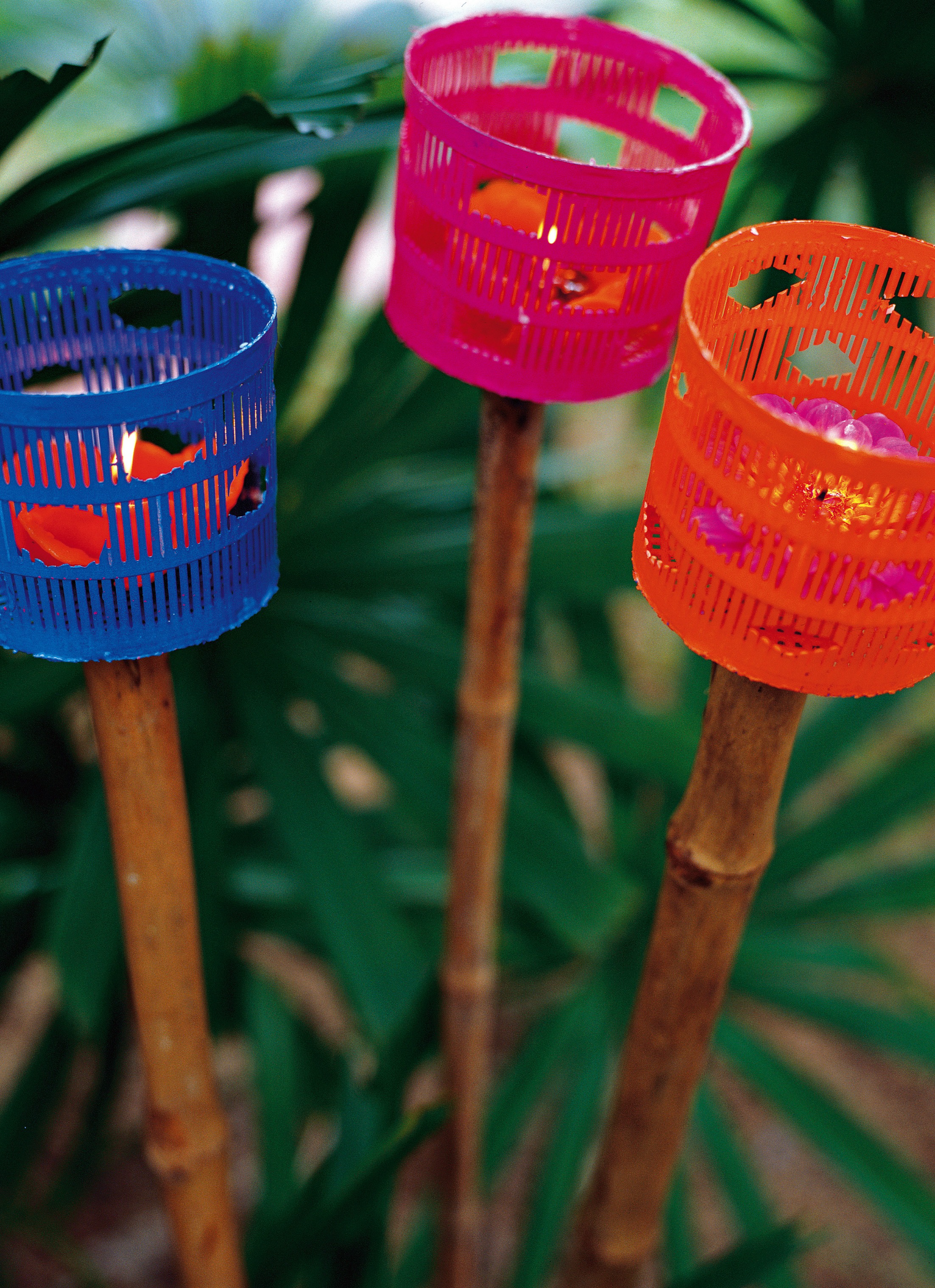 Decorazioni per il giardino: torce fai da te | Donna Moderna