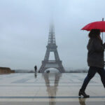 Nebbia e pioggia su Parigi