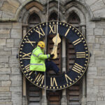 Riparazione dell'orologio delle Christ Church di Hartlepool, Inghilterra