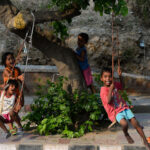 Bambini indiani giocano a New Delhi