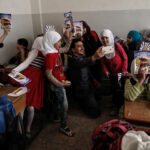 Gli Elmetti Bianchi in una scuola a Harasta, zona ribelle a Bashar al-Assad, vicino a Damasco