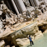 Pulizia della Fontana di Trevi e raccolta delle monete