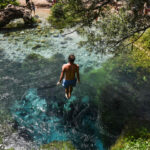 Un tuffo nel Blue Eye River, a Delvina, in Albania