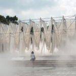Installazione “Mist Encounter”, creata da Serendipity & KWA Architects fuori dal Museo di Belle Arti di Taipei, Taiwan.
