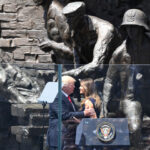 Effusioni e tenerezza tra Donald e Melania Trump a Varsavia