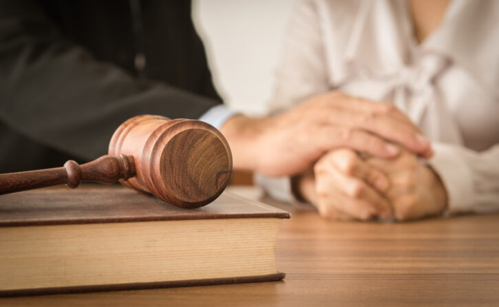 giudice in sentenza di divorzio mani uomo e donna
