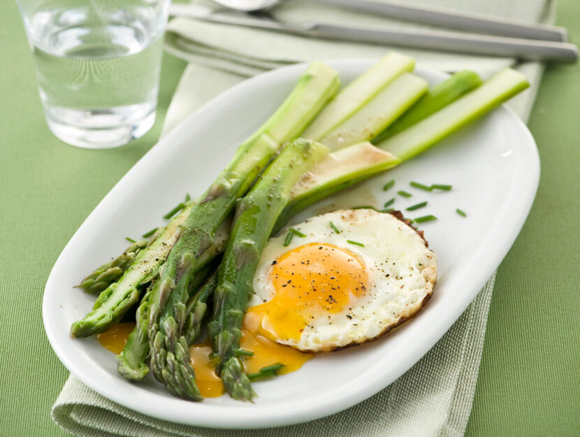 Asparagi con le uova fritte