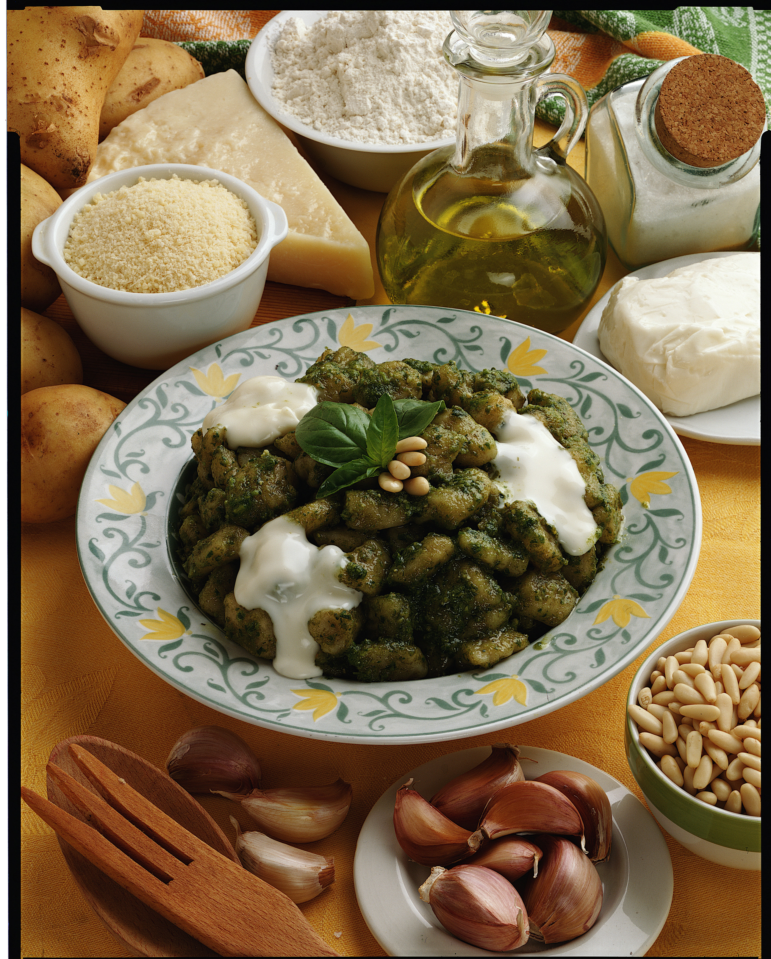 Gnocchetti con pesto e crescenza