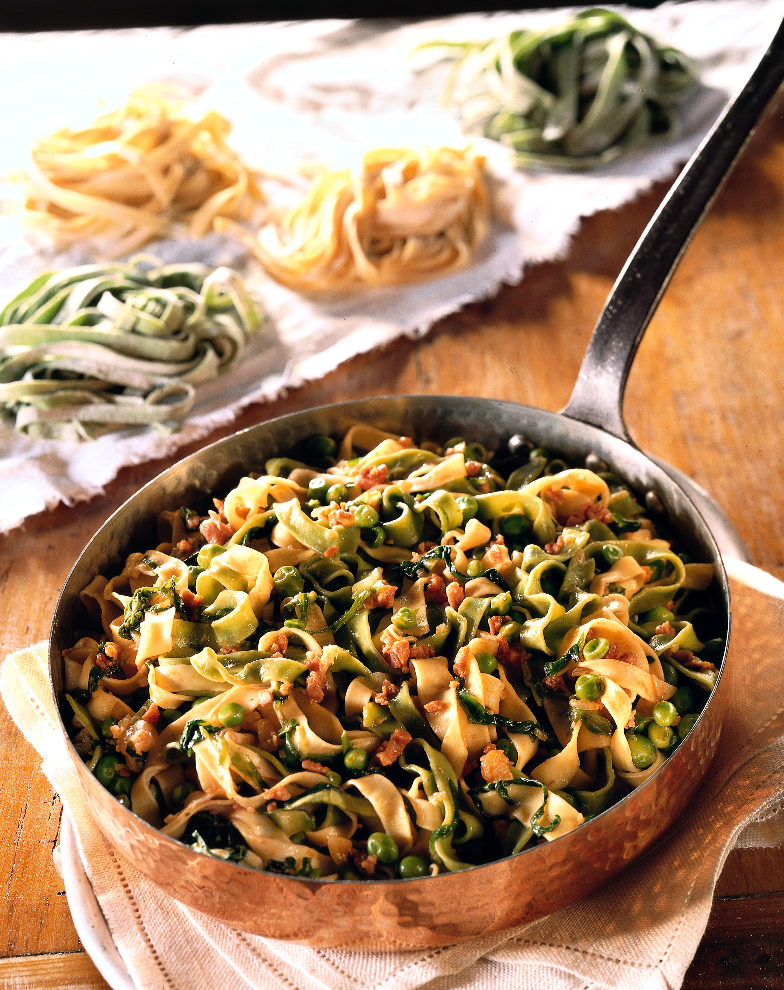 Ricetta Paglia e fieno con piselli, lattuga e prosciutto Donna Moderna