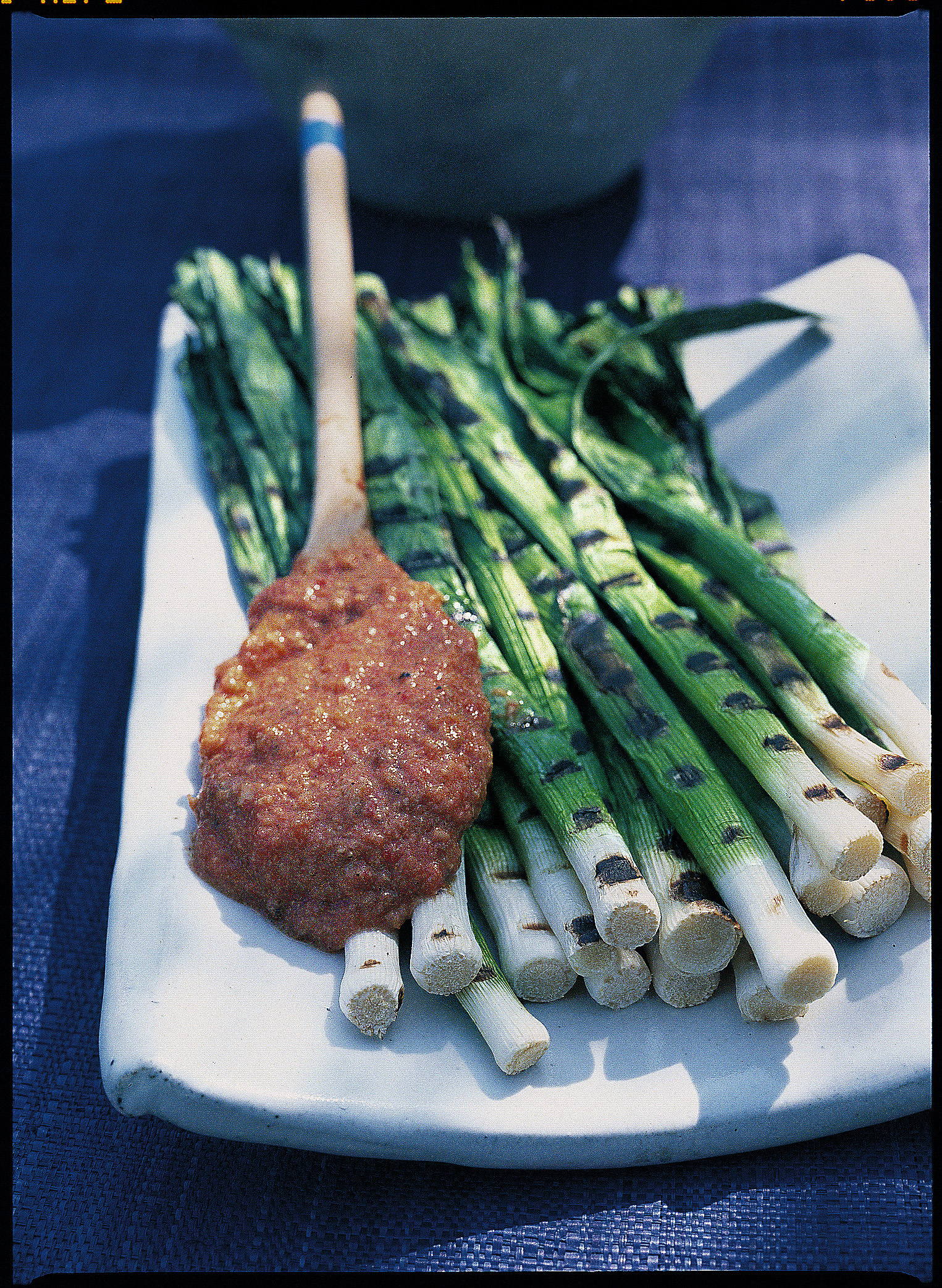 Porri grigliati con salsa romesco