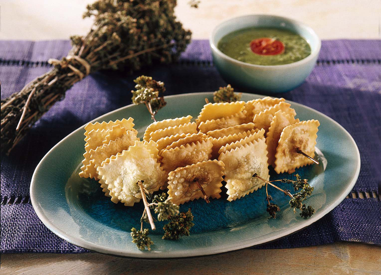 Ravioli fritti con salsa verde