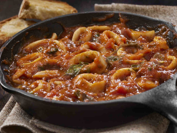 Calamari con funghi porcini e acciughe: il sapore deciso dell'Abruzzo