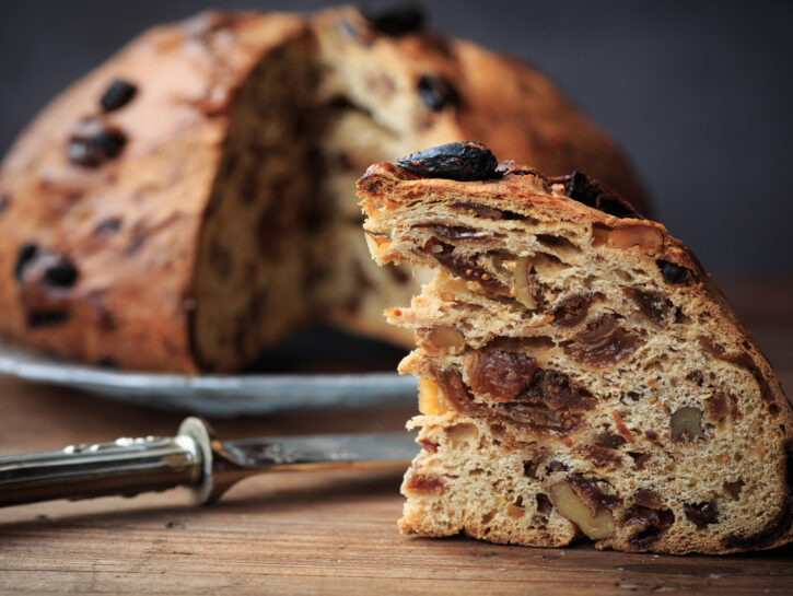 Pane con noci e uvetta - Credits: Olycom