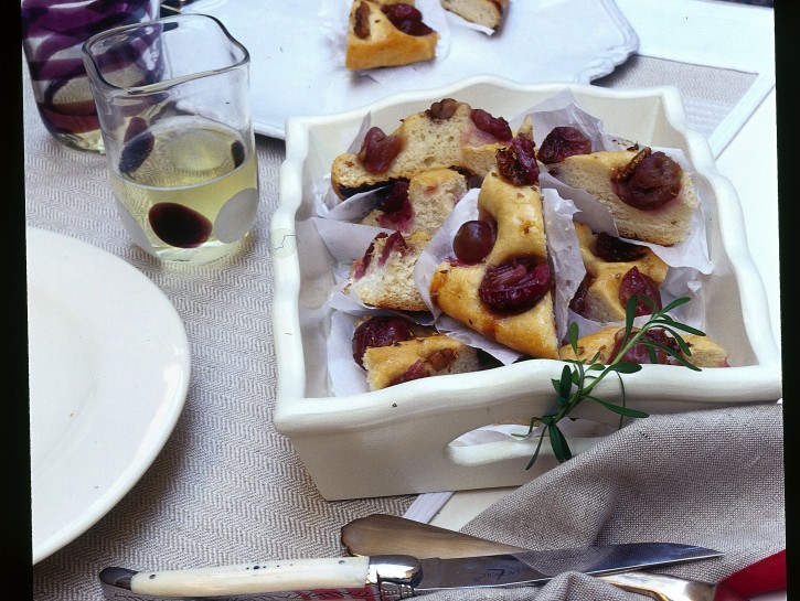 Focaccia d'uva e noci