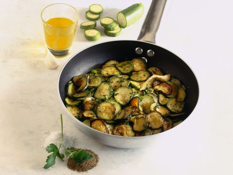 Come fare zucchine in padella croccanti e sfiziose