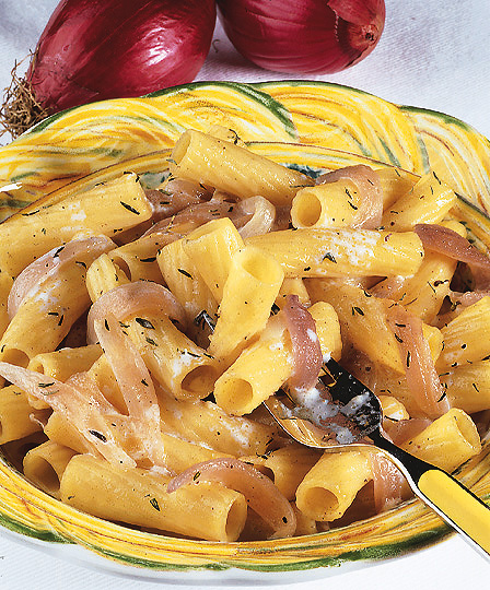 Maccheroni con crema di cipolle