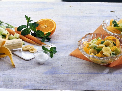 Macedonia creativa con carote e menta