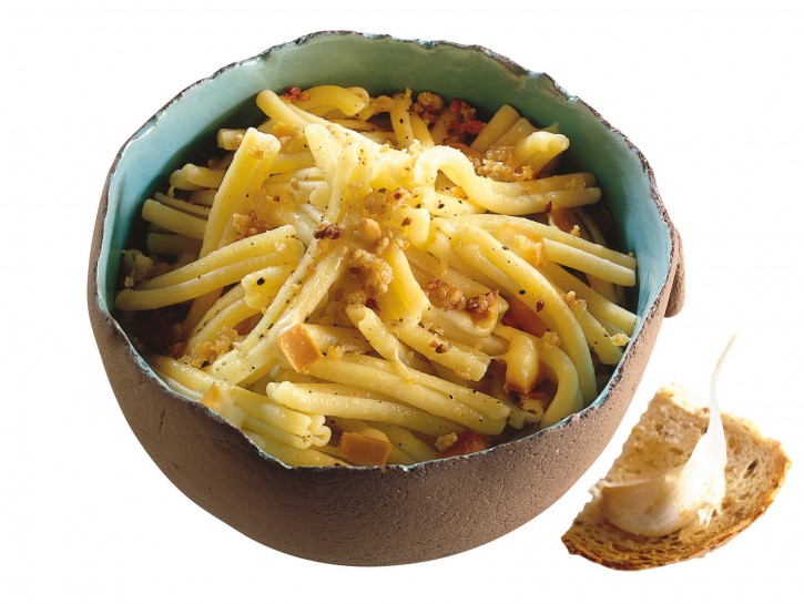 Pasta con scamorza affumicata e aglio
