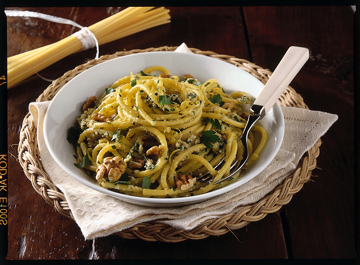 Ricetta Bucatini al pesto - Donna Moderna