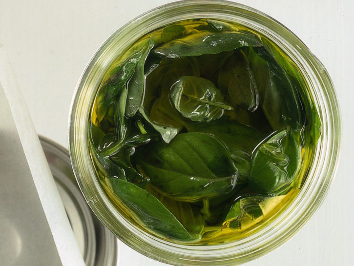Foglie di basilico sott'olio