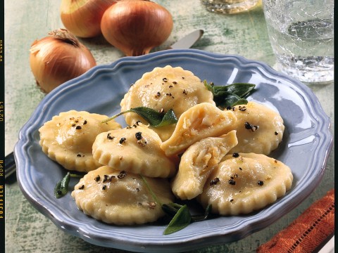 Ravioloni con formaggio e cipolle