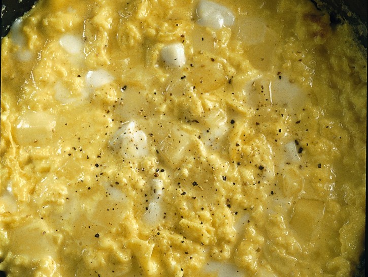 Ricetta Uova strapazzate ai 4 formaggi Donnamoderna