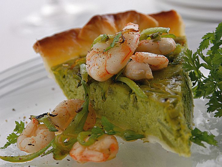 Quiche di piselli e taccole con gamberetti saltati