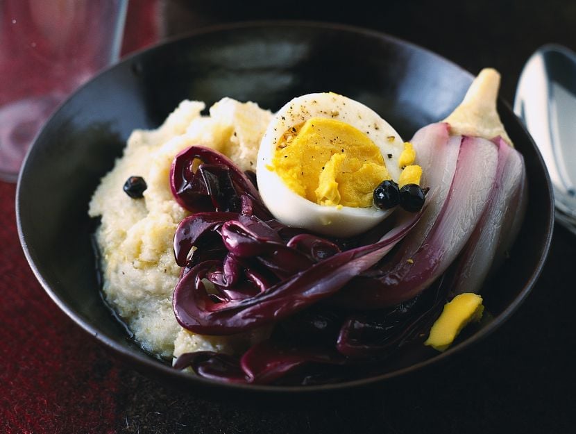 polenta-bianca-con-radicchio-allaceto-e-uova-sode