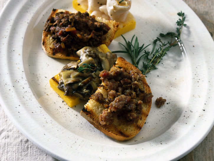 Crostini di pane con ragù ai fegatini e con salsiccia