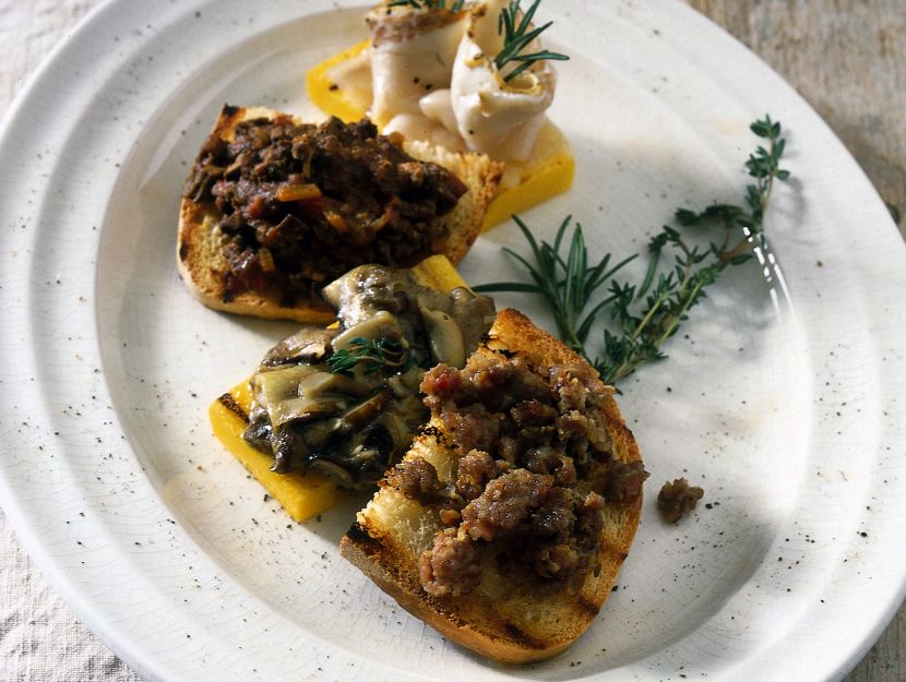 preparazione crostini-di-pane-con-ragu-ai-fegatini-e-con-salsiccia