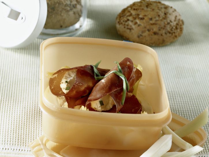 cannoncini-di-bresaola-al-caprino-e-sedano foto