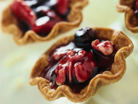 Crostatine alla marmellata di ciliegie e noci