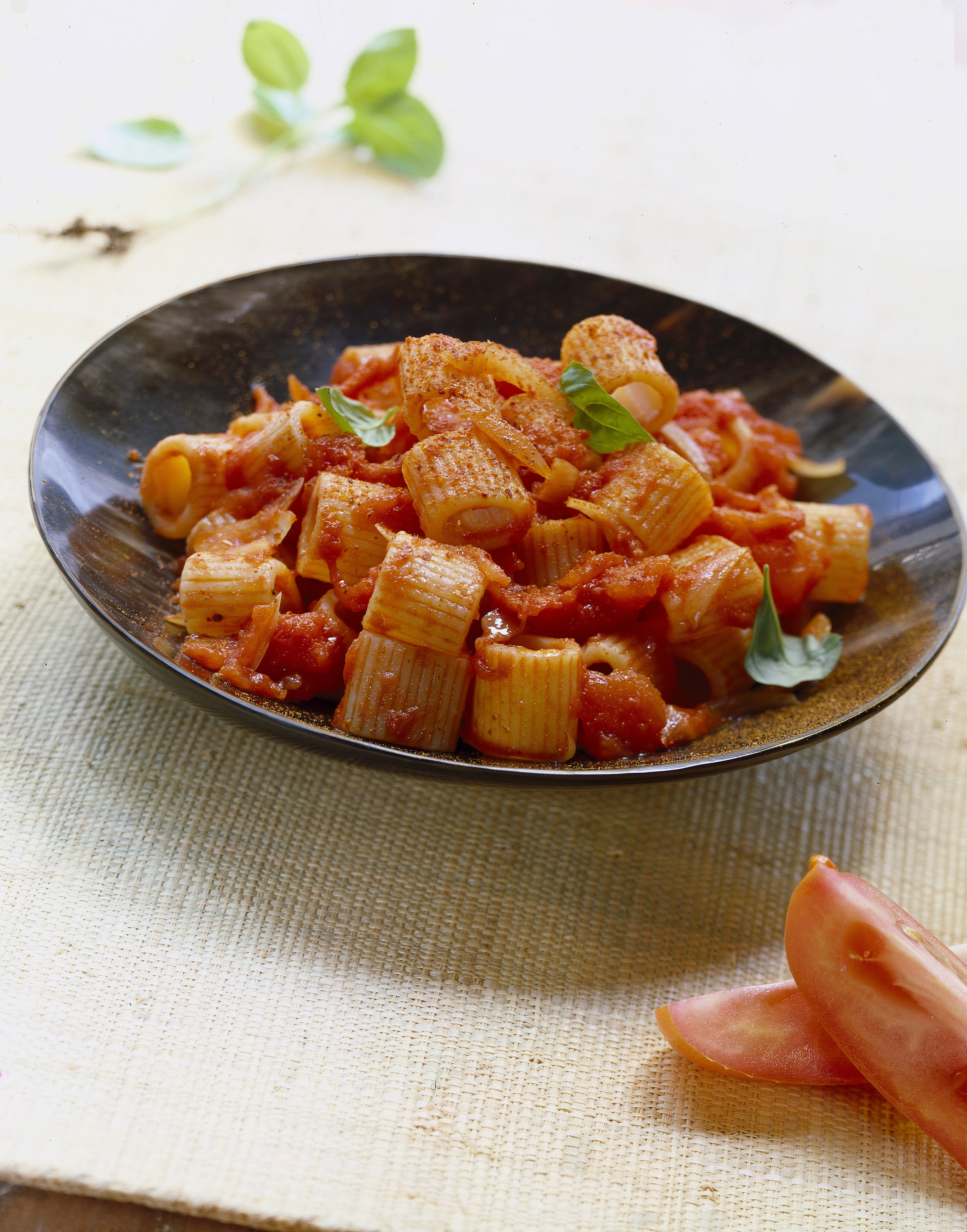Ricetta Mezze maniche con sugo rosso e pecorino - Donna Moderna