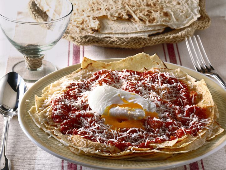 Pane frattau con uova in camicia e pecorino