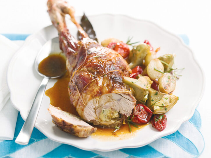 Cosciotto d'agnello farcito al forno