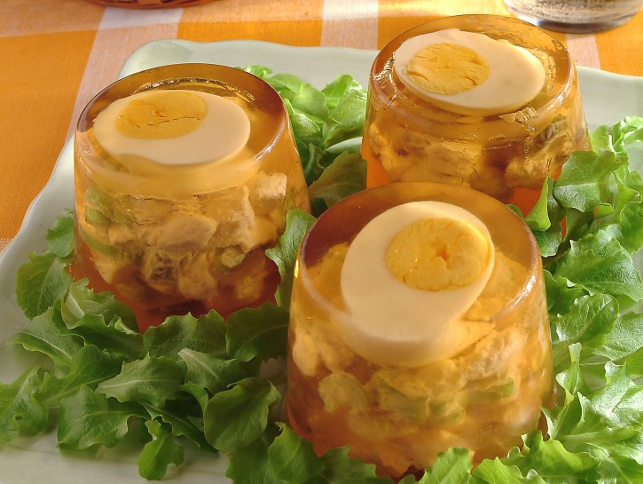 Aspic di insalatina di pollo con sottaceti e uova