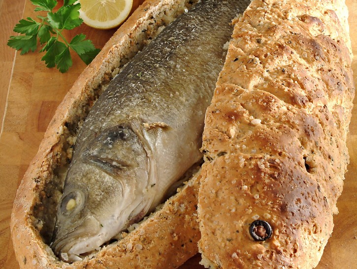 Branzino in crosta di sale alle erbe aromatiche