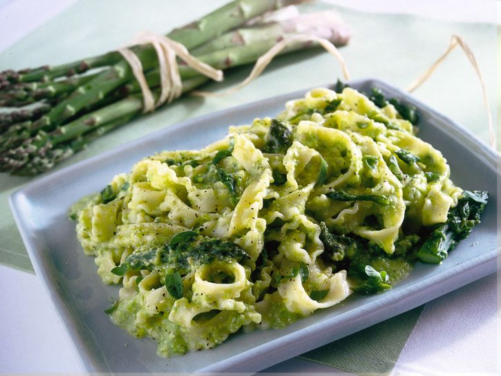 pasta-con-pesto-di-asparagi preparazione