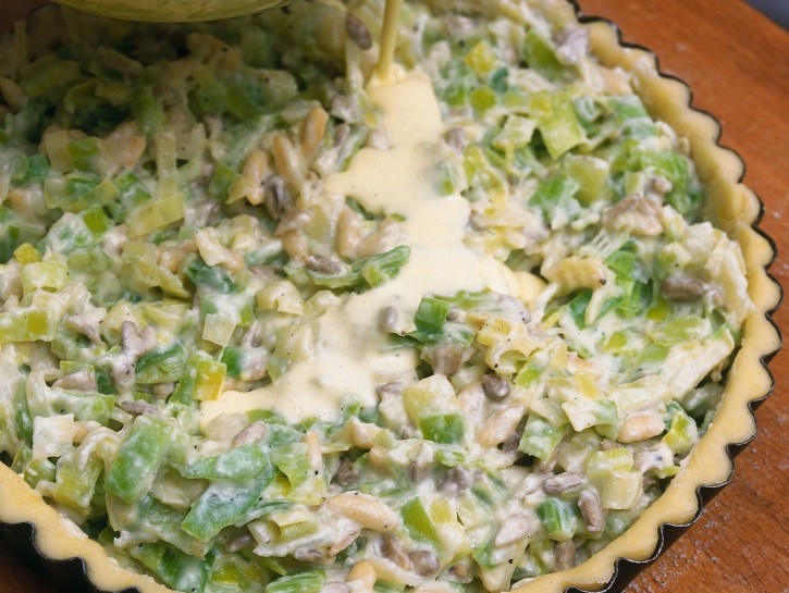 Quiche con porri, pinoli e semi di girasole