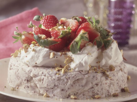 Meringata con fragole e gelato