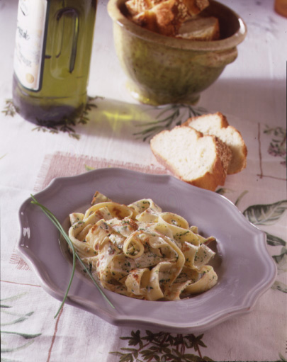 Tagliatelle di crepes con crema di formaggio ed erbe