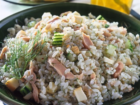 Insalata di riso con cetrioli, tonno e finocchietto