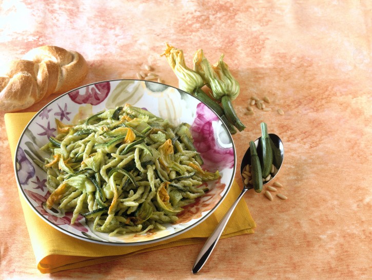 Trofie con zucchine e fiori al pesto