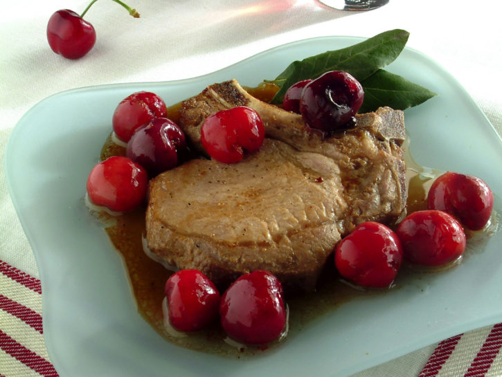 Braciole di maiale alle ciliegie