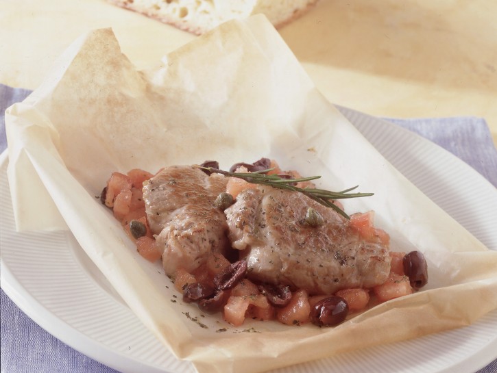 Filetto di maiale al cartoccio con pomodori e olive