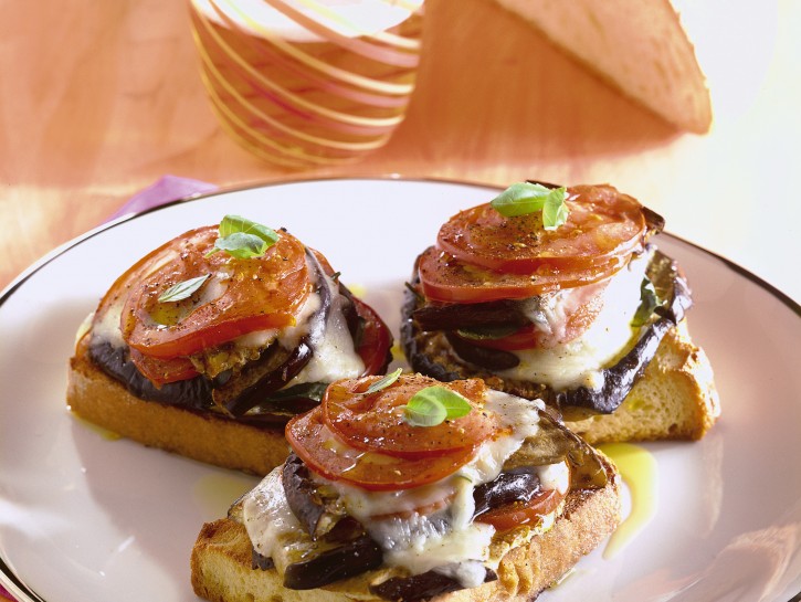 Crostoni al pomodoro, scamorza e melanzane
