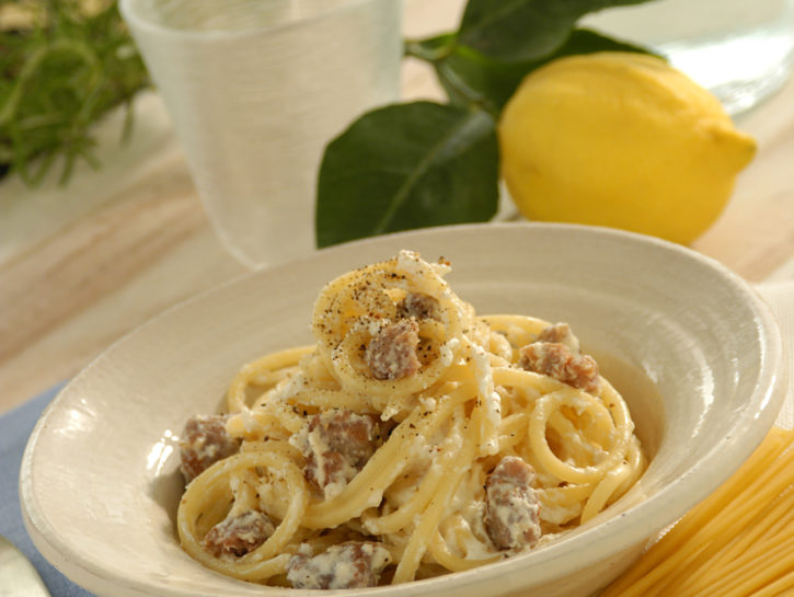 Bucatini con salsiccia e pecorino