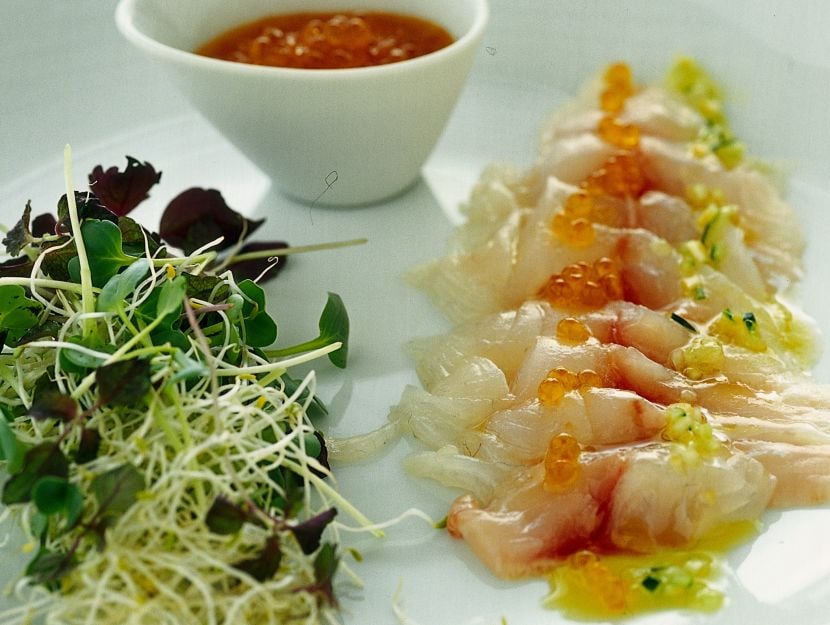 carpaccio-di-orata-con-germogli-e-uova-di-trota