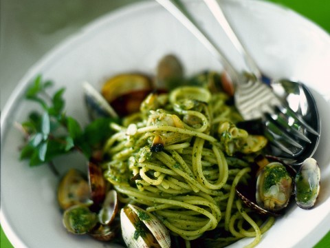 Spaghettini con le vongole bianche al pesto di menta